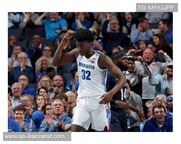 勇士新援莱昂斯接过33号球衣上一位是怀斯曼的传奇回顾 勇士新援莱昂斯接过33号球衣上一位是怀斯曼的传奇回顾