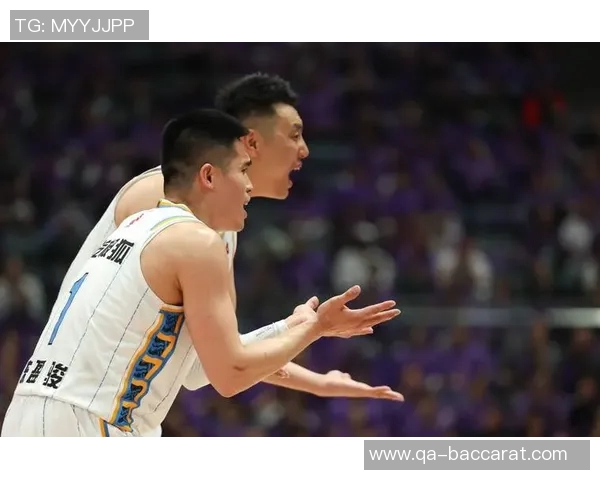 翟晓川妻子分享观赛美照庆祝陪伴第15个赛季只为与你共度每一个瞬间